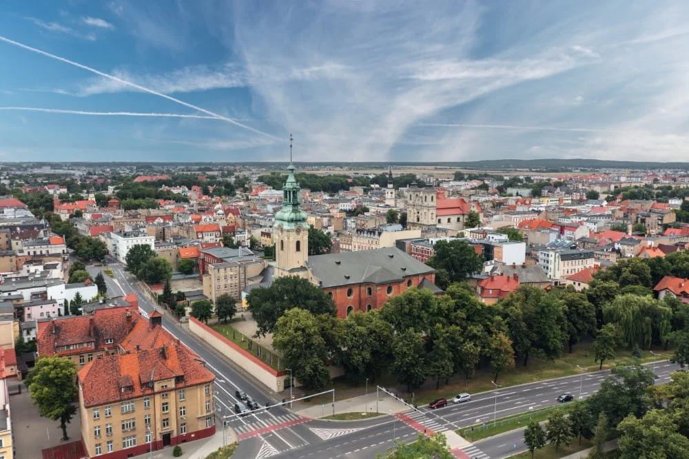 Panorama zabytkowego miasta na Mazowszu z lotu ptaka – widok na wieżę kościoła i czerwone dachy zabudowań